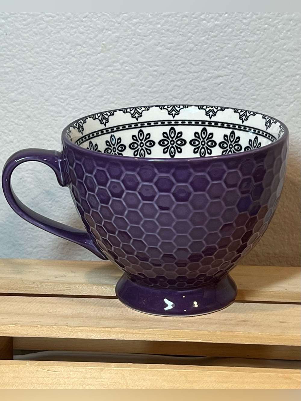 NWOT Signature Housewares Purple Honeycomb Mug w Black & White Interior Pattern